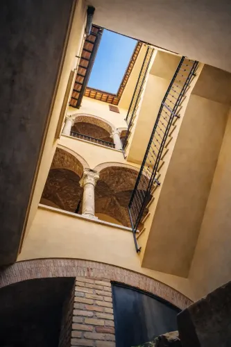 cortile_italiano_con_vista_ciela