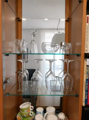 vetrina_con_bicchieri_e_calici