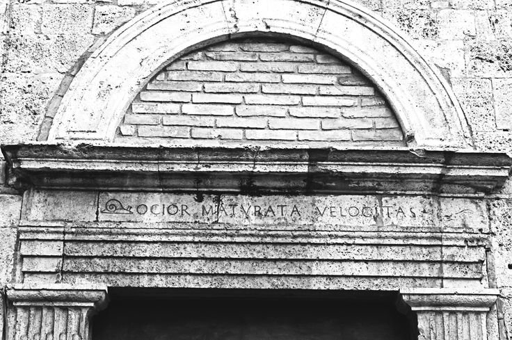 Iscrizione storica sopra portone palazzo Ascoli Piceno centro