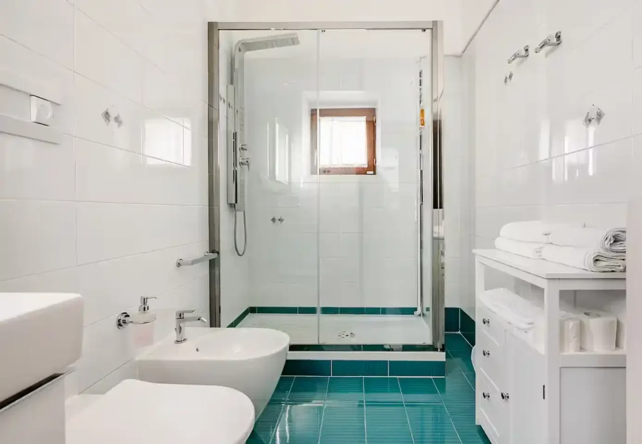 Bagno appartamento Ascoli Piceno centro con doccia e servizi moderni