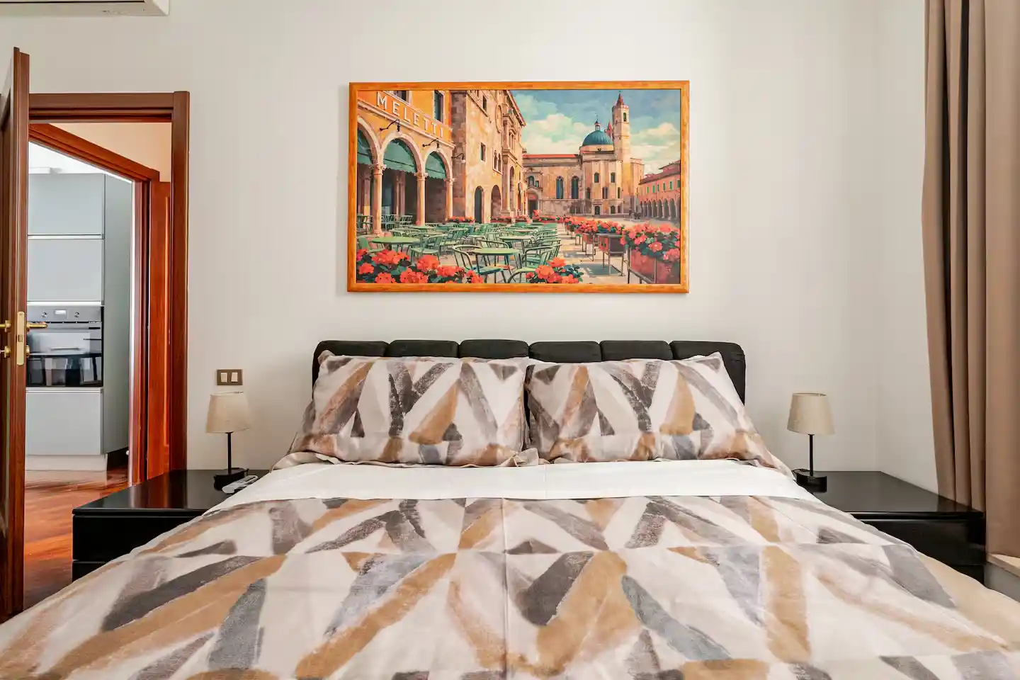 Camera matrimoniale appartamento Ascoli Piceno centro con letto e arredo elegante