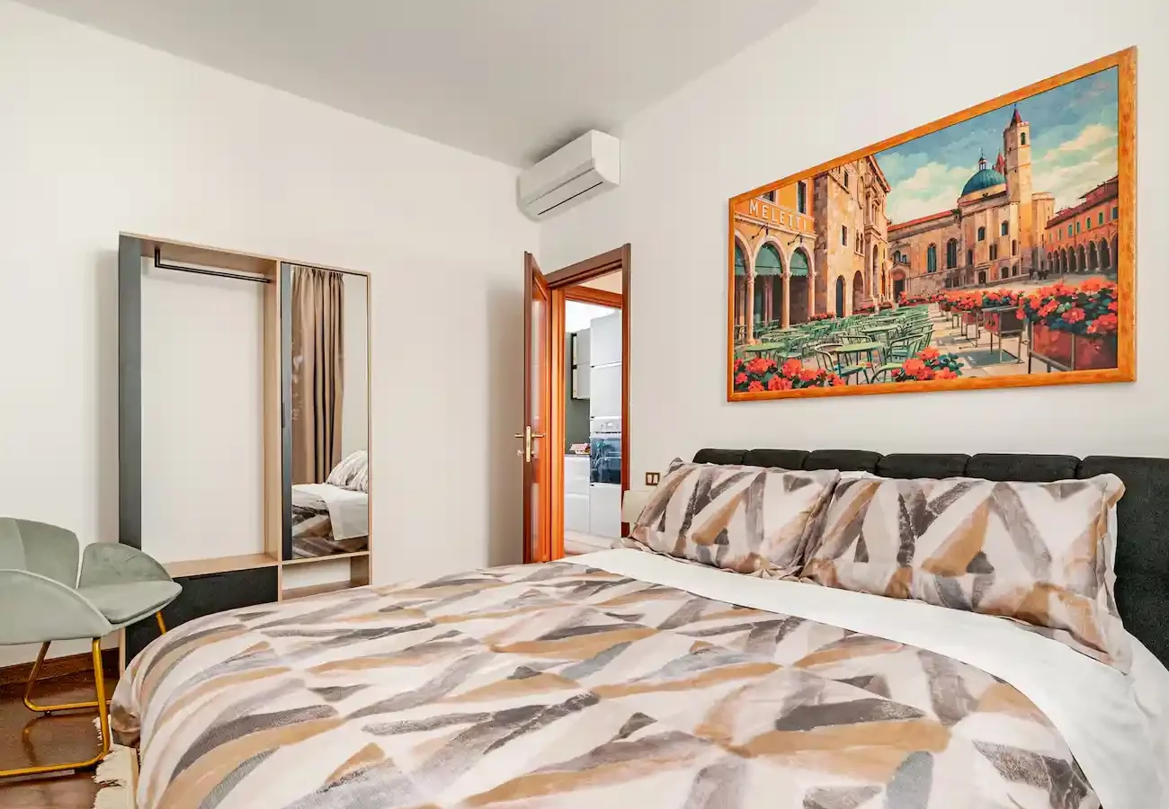 Camera matrimoniale appartamento Ascoli Piceno centro con letto e armadio