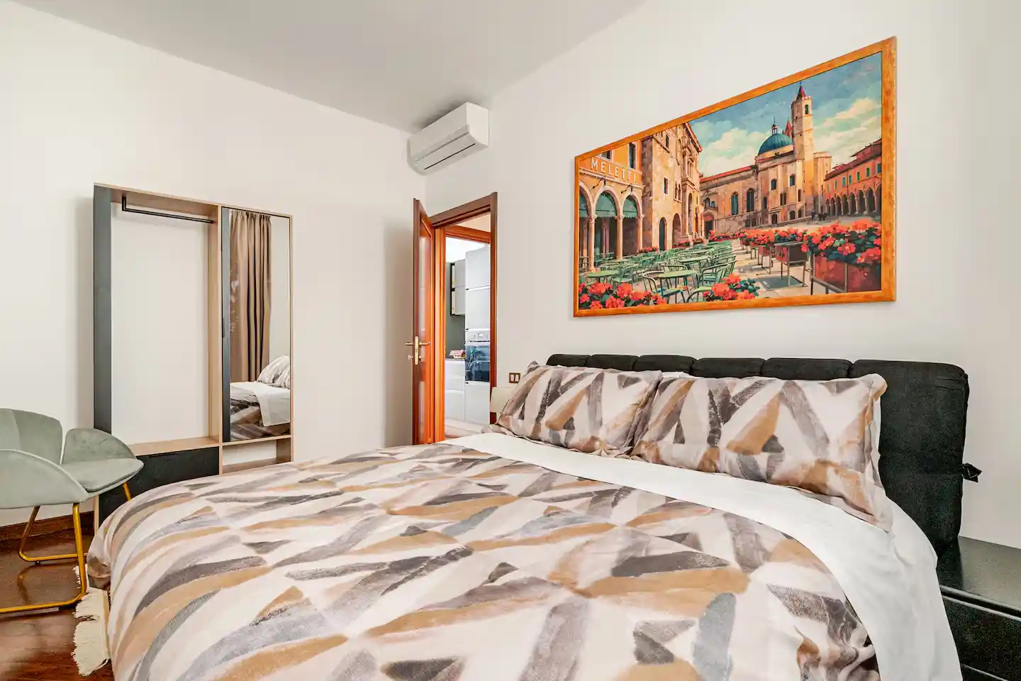 Camera matrimoniale appartamento Ascoli Piceno centro con letto e armadio