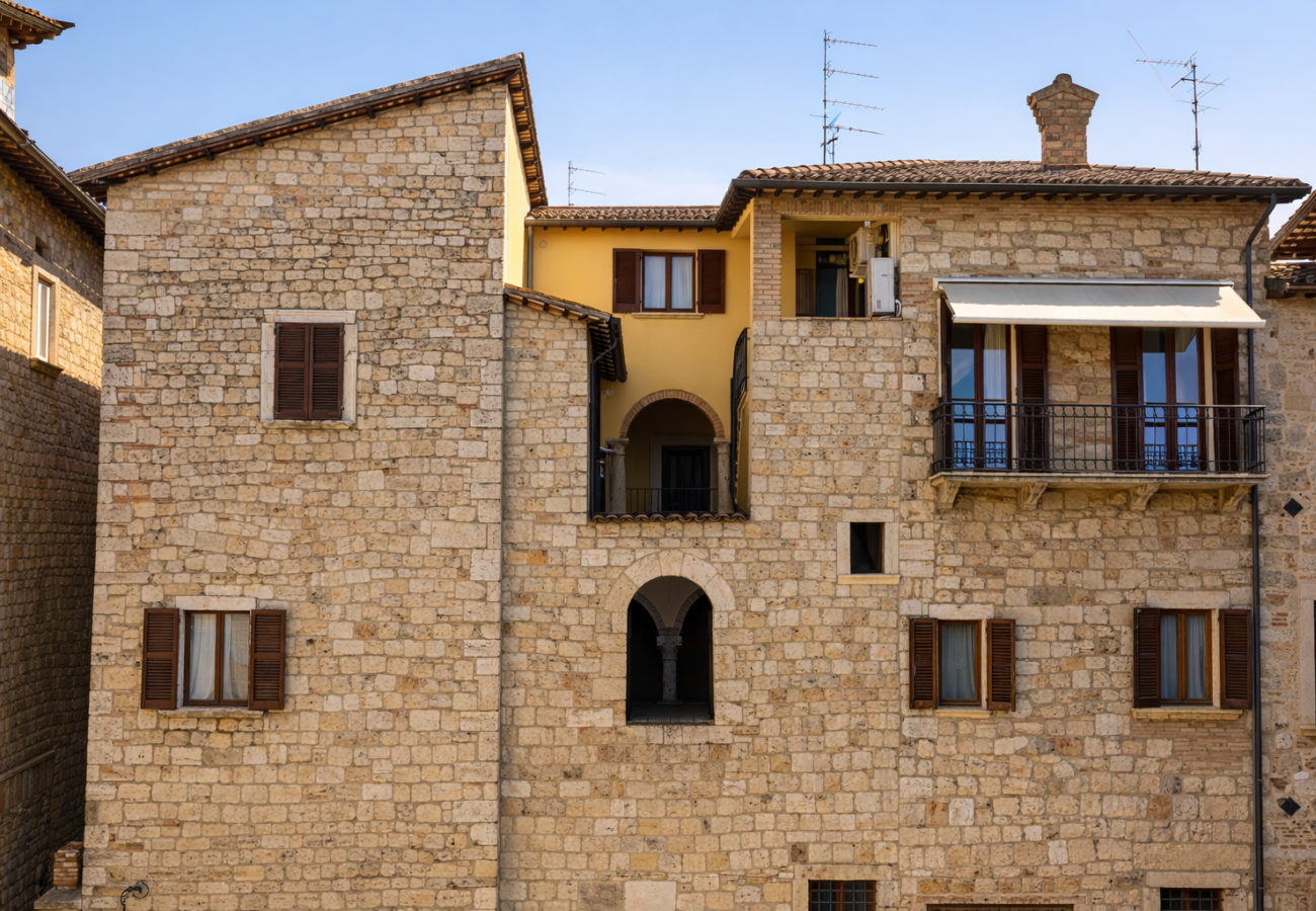 Facciata storica in pietra di Casa Ascenzi nel centro di Ascoli Piceno