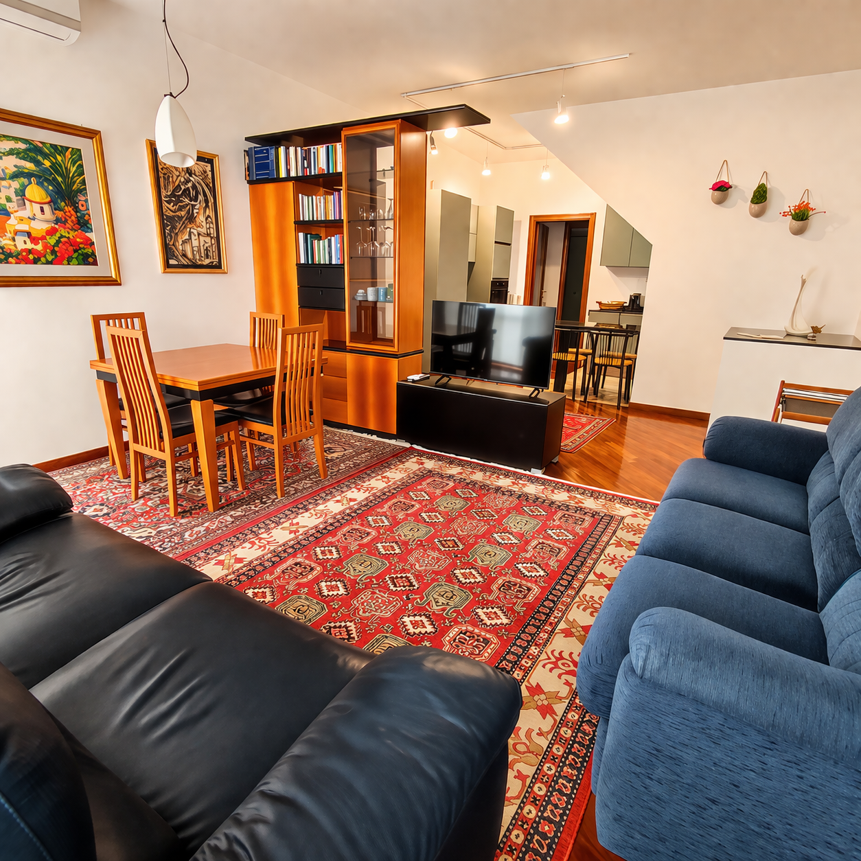 Soggiorno appartamento Ascoli Piceno centro con divano e zona pranzo