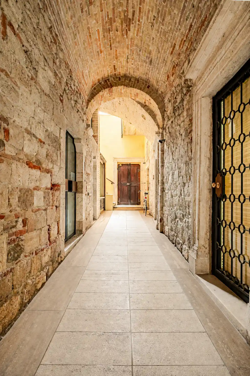 Passaggio con portone storico vicino Casa Ascenzi ad Ascoli Piceno