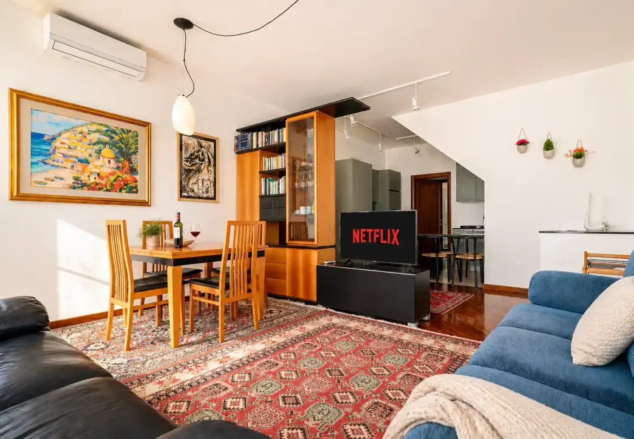 Salotto con zona pranzo e cucina open space nell'appartamento Casa Ascenzi ad Ascoli Piceno