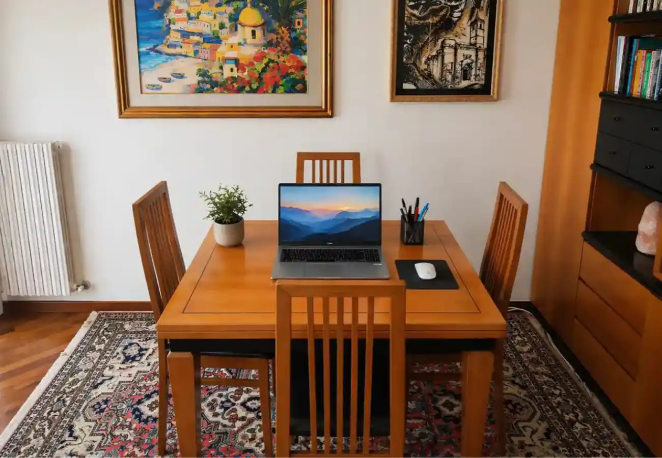 Tavolo da pranzo utilizzabile come postazione di lavoro nell'appartamento Casa Ascenzi ad Ascoli Piceno